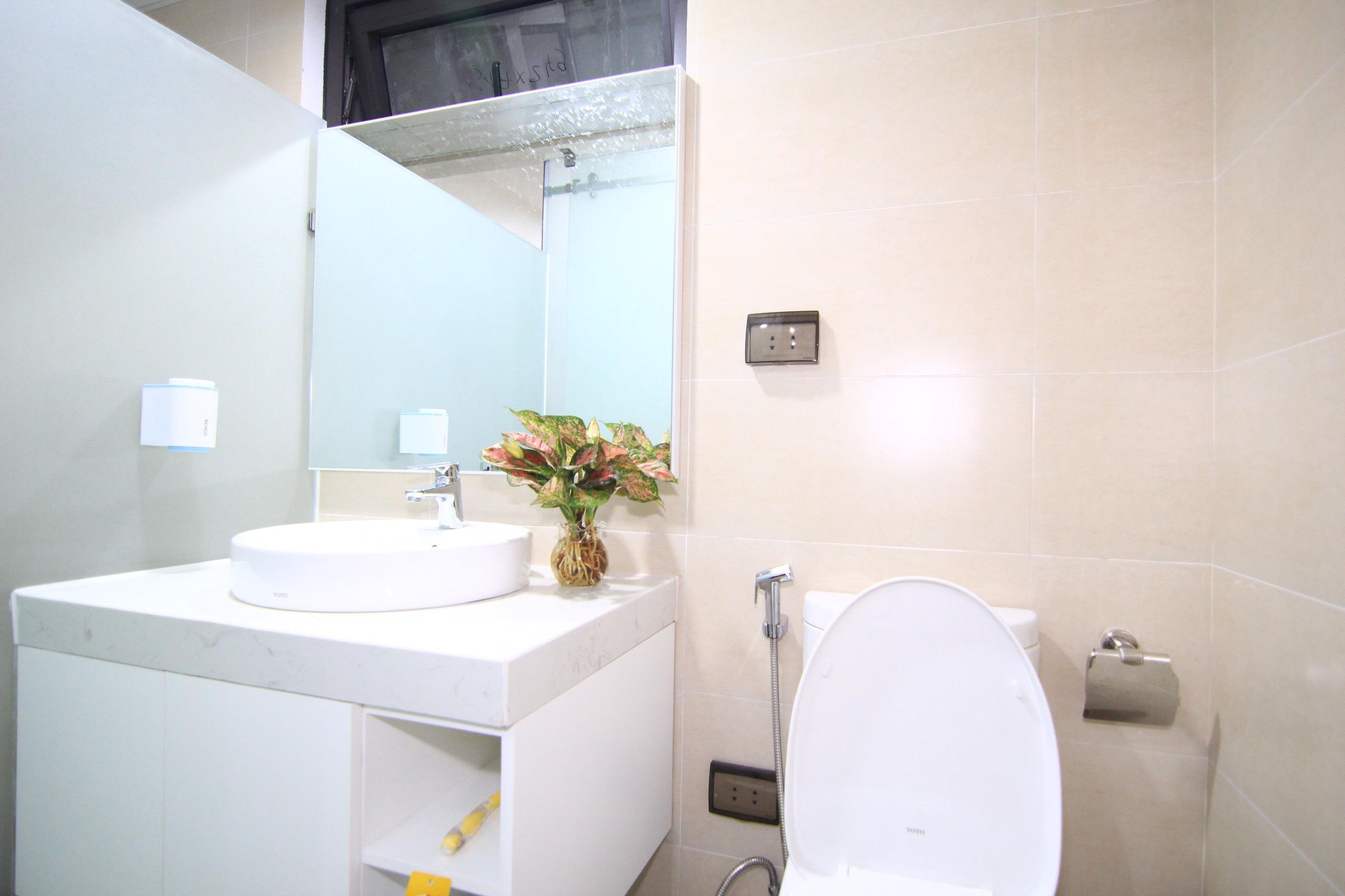 Cho Thuê Căn Hộ Dịch Vụ Với 2 Phòng Ngủ Full Đồ Tại Ttrung Hòa, Quận Cầu Giấy, Có Ban Công 1