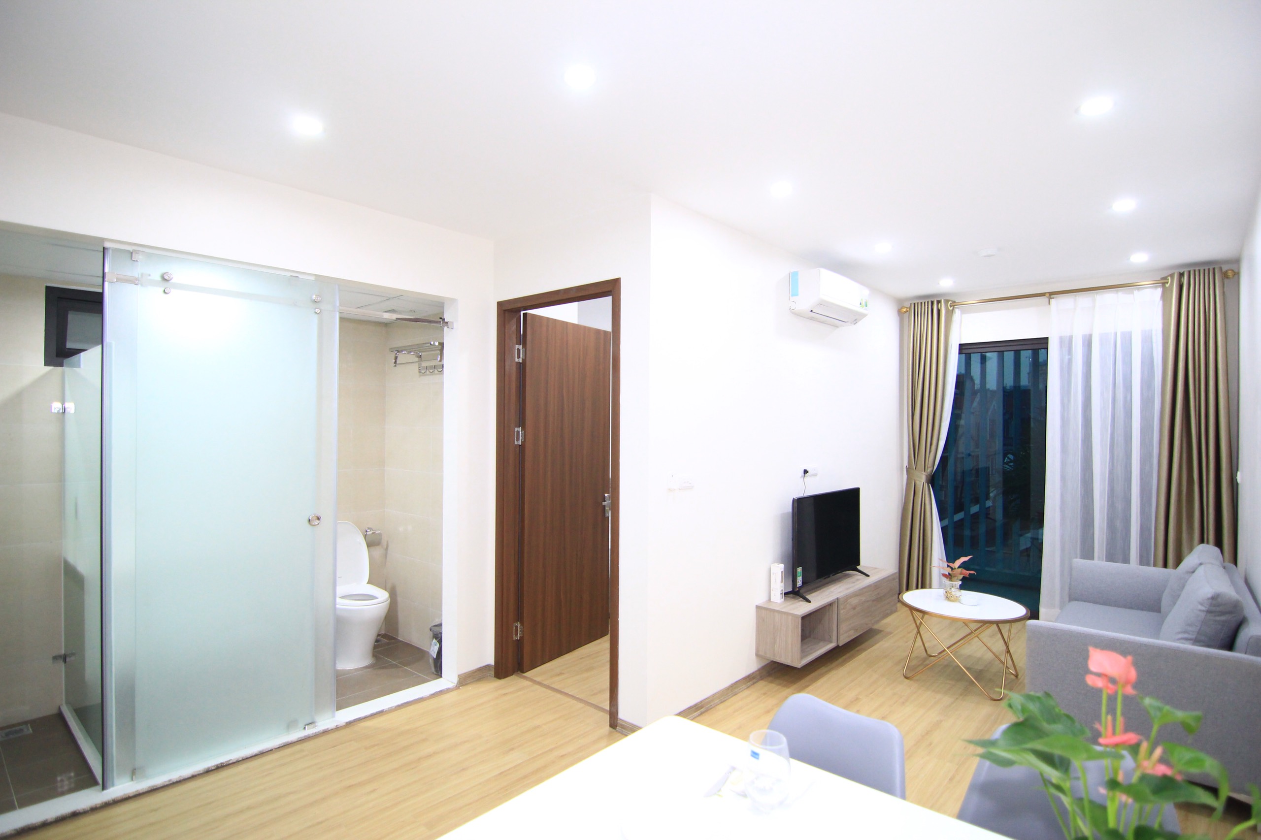 Cho Thuê Căn Hộ Dịch Vụ Với 2 Phòng Ngủ Full Đồ Tại Ttrung Hòa, Quận Cầu Giấy, Có Ban Công 7