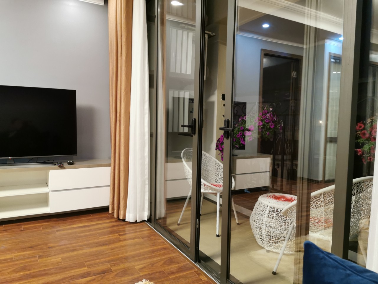 Căn Hộ Cao Cấp Cho Người Nước Ngoài Thuê Tại Chung Cư Tân Hoàng Minh, Quận Tây Hồ, Có Ban Công 1