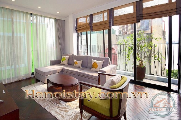 Hưởng thụ không khí trong lành của Hồ Tây bên thềm ban công căn hộ dịch vụ cho thuê phố Quảng Khánh 1