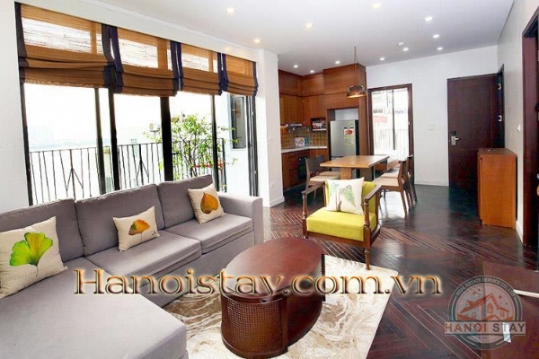 Hưởng thụ không khí trong lành của Hồ Tây bên thềm ban công căn hộ dịch vụ cho thuê phố Quảng Khánh 4