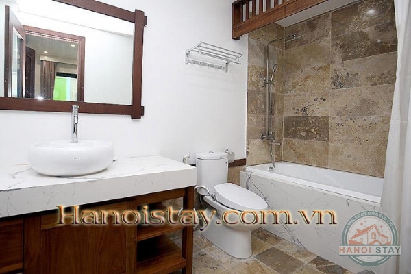 Hưởng thụ không khí trong lành của Hồ Tây bên thềm ban công căn hộ dịch vụ cho thuê phố Quảng Khánh 12