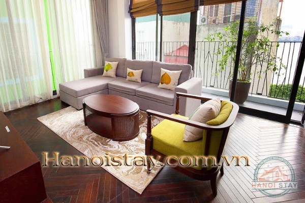 Hưởng thụ không khí trong lành của Hồ Tây bên thềm ban công căn hộ dịch vụ cho thuê phố Quảng Khánh 5