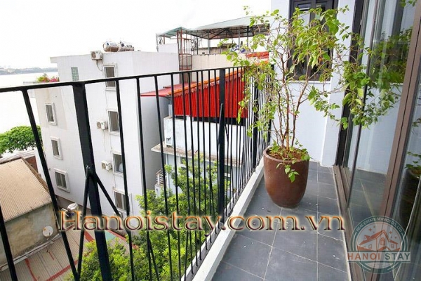 Hưởng thụ không khí trong lành của Hồ Tây bên thềm ban công căn hộ dịch vụ cho thuê phố Quảng Khánh 8