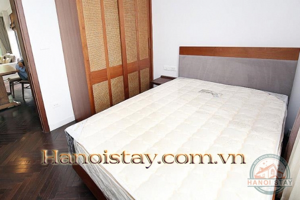 Hưởng thụ không khí trong lành của Hồ Tây bên thềm ban công căn hộ dịch vụ cho thuê phố Quảng Khánh 13