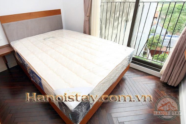 Hưởng thụ không khí trong lành của Hồ Tây bên thềm ban công căn hộ dịch vụ cho thuê phố Quảng Khánh 14