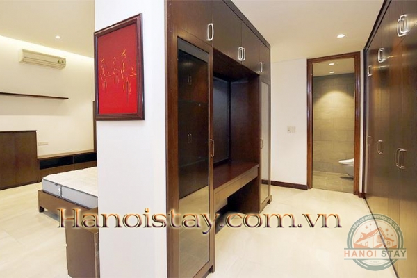 Hot!!! Cần cho thuê căn hộ dịch vụ 1 phòng ngủ +, ban công view Hồ Tây tại Làng Yên Phụ 12