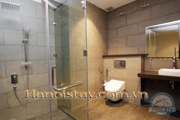 Hot!!! Cần cho thuê căn hộ dịch vụ 1 phòng ngủ +, ban công view Hồ Tây tại Làng Yên Phụ 16