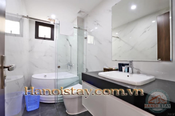 Cho thuê căn hộ dịch vụ có ban công siêu rộng phố Trịnh Công Sơn, trung tâm quận Tây Hồ 1