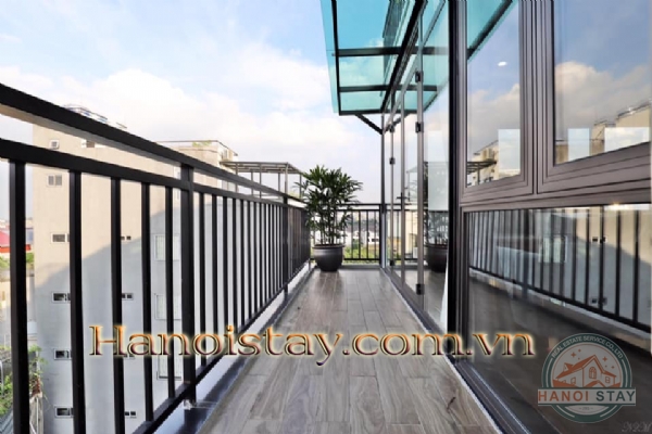 Cho thuê căn hộ dịch vụ có ban công siêu rộng phố Trịnh Công Sơn, trung tâm quận Tây Hồ 2