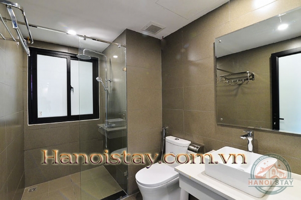 Chính chủ căn hộ dịch vụ 2 phòng ngủ diện tích lớn 110m2 cần cho thuê tại trung tâm Tây Hồ 18