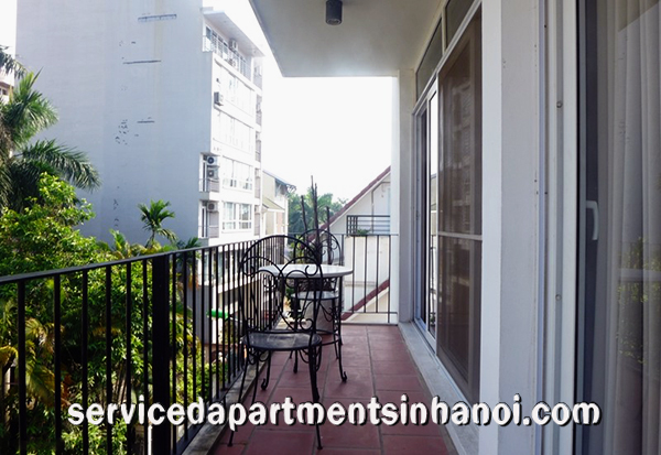 Căn hộ 2 phòng ngủ đẹp với ban công và hồ bơi cho thuê tại Tây Hồ.