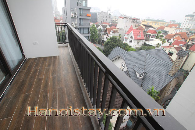 Căn hộ chính chủ với ban công rộng và toàn bộ nội thất hiện đại cho thuê tại Tây Hồ 10