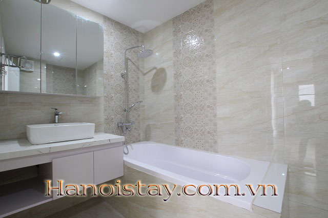 Căn hộ chính chủ với ban công rộng và toàn bộ nội thất hiện đại cho thuê tại Tây Hồ 2