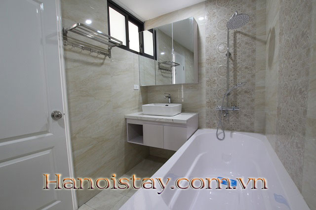 Căn hộ chính chủ với ban công rộng và toàn bộ nội thất hiện đại cho thuê tại Tây Hồ 3