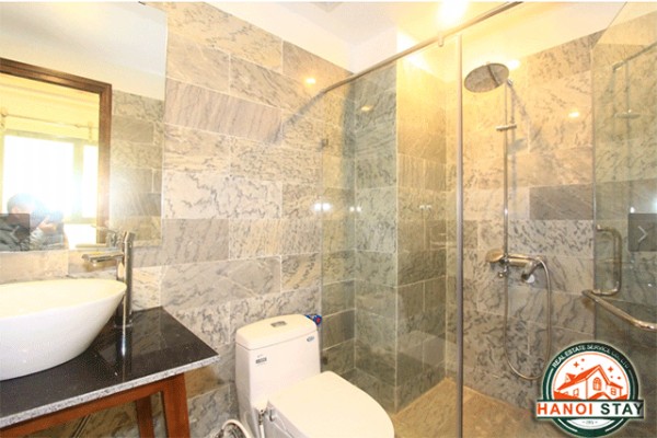 Căn hộ dịch vụ 2 phòng ngủ với nội thất hiện đại và mới ở phố Đặng Thai Mai, Tây Hồ 6