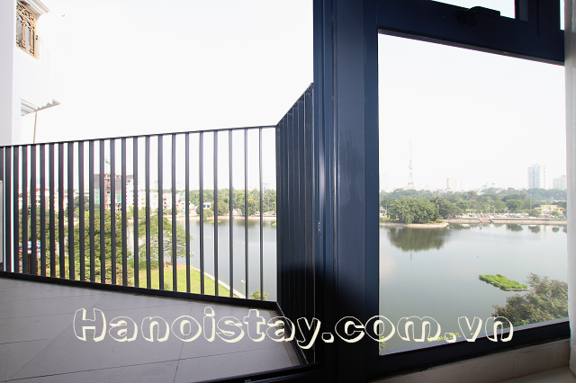 Căn hộ dịch vụ có ban công view hồ rất đẹp cho thuê gần Công viên Thống Nhất 4