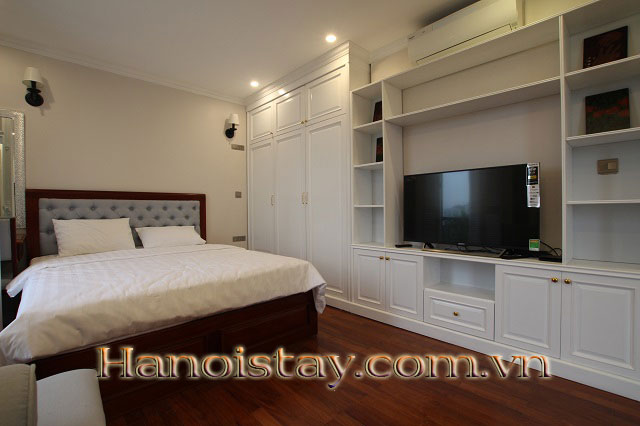 Căn Hộ Studio Cho Thuê Cạnh Hồ Tây Với Ban Công Thoáng Mát Và Full Nội Thất 3