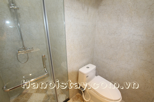 Chính chủ cần cho thuê căn hộ dịch vụ 2 phòng ngủ mới 100% ở phố Văn Cao, Ba Đình 9