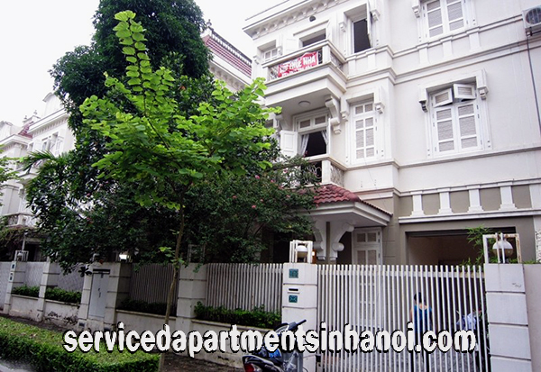 Cho thuê biệt thự rộng rãi 4 phòng ngủ, có sân vườn tại C4 Ciputra, Tây Hồ 1
