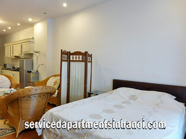 Cho thuê căn hộ 1 phòng ngủ view hồ Trúc Bạch có ban công giá rẻ, Ba Đình 1