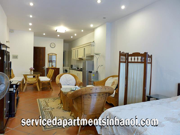 Cho thuê căn hộ 1 phòng ngủ view hồ Trúc Bạch có ban công giá rẻ, Ba Đình 2