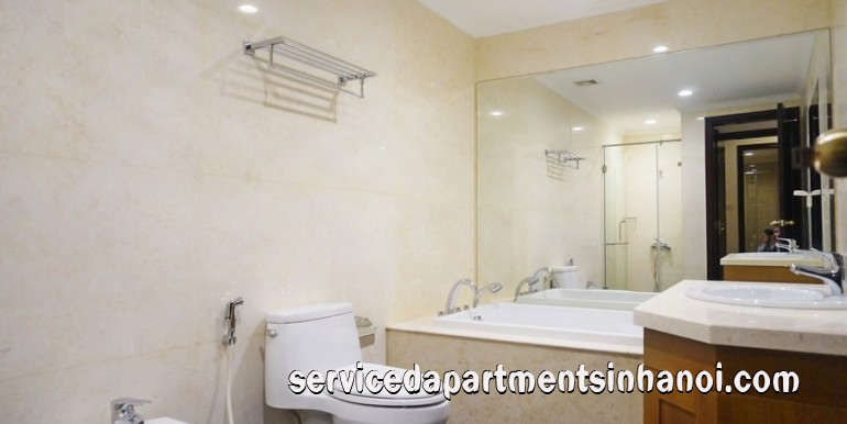 Cho thuê căn hộ 3 phòng ngủ rộng rãi và nội thất hiện đại ở Royal CIty 7