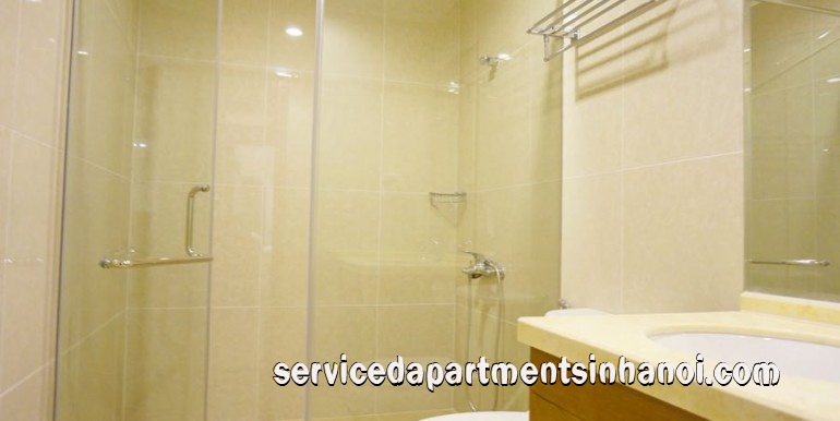 Cho thuê căn hộ 3 phòng ngủ rộng rãi và nội thất hiện đại ở Royal CIty 8