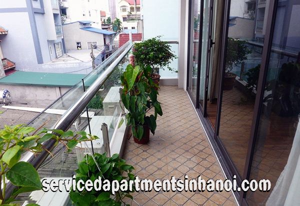 Cho thuê căn hộ dịch vụ 2 phòng ngủ giá rẻ, có ban công ở Lạc Long Quân, Tây Hồ 1