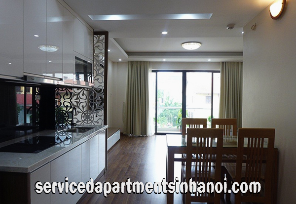 Cho thuê căn hộ dịch vụ 2 phòng ngủ giá rẻ, có ban công ở Lạc Long Quân, Tây Hồ 2