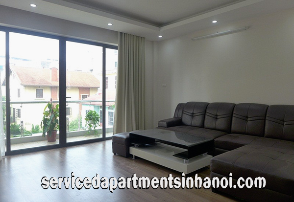 Cho thuê căn hộ dịch vụ 2 phòng ngủ giá rẻ, có ban công ở Lạc Long Quân, Tây Hồ 3