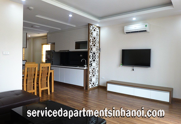 Cho thuê căn hộ dịch vụ 2 phòng ngủ giá rẻ, có ban công ở Lạc Long Quân, Tây Hồ 4