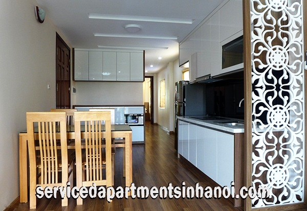 Cho thuê căn hộ dịch vụ 2 phòng ngủ giá rẻ, có ban công ở Lạc Long Quân, Tây Hồ 5