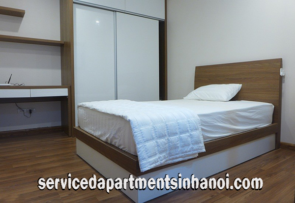 Cho thuê căn hộ dịch vụ 2 phòng ngủ giá rẻ, có ban công ở Lạc Long Quân, Tây Hồ 6