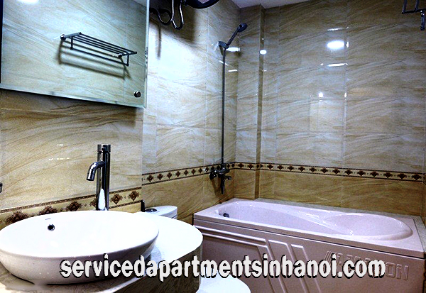 Cho thuê căn hộ dịch vụ 2 phòng ngủ giá rẻ, có ban công ở Lạc Long Quân, Tây Hồ 8