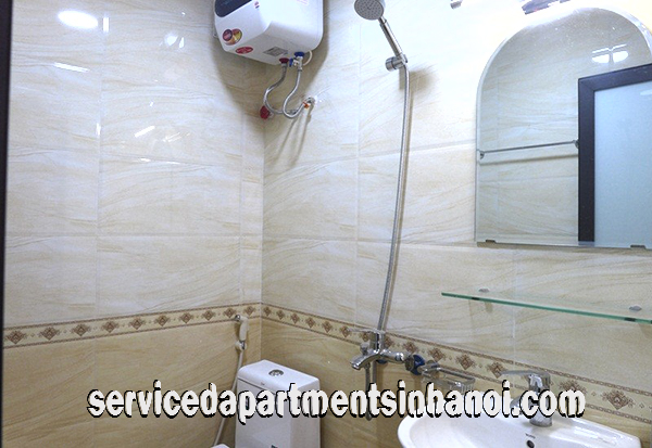 Cho thuê căn hộ dịch vụ 2 phòng ngủ giá rẻ, có ban công ở Lạc Long Quân, Tây Hồ 9