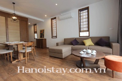 Cho thuê căn hộ dịch vụ 2 phòng ngủ sang trọng, có ban công và nhiều ánh sáng tự nhiên tại Tây Hồ