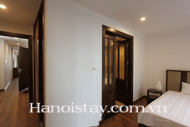 Cho thuê căn hộ dịch vụ 2 phòng ngủ sang trọng, có ban công và nhiều ánh sáng tự nhiên tại Tây Hồ 12