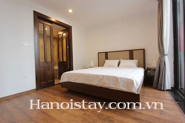 Cho thuê căn hộ dịch vụ 2 phòng ngủ sang trọng, có ban công và nhiều ánh sáng tự nhiên tại Tây Hồ 15