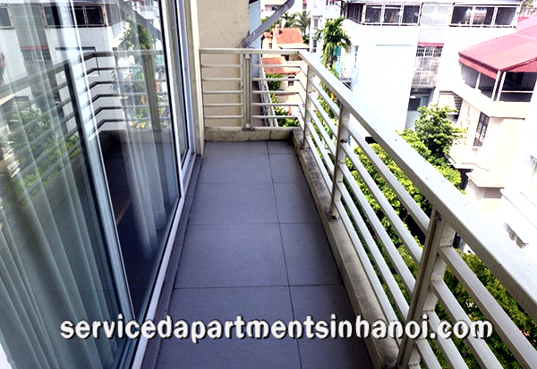 Cho thuê căn hộ dịch vụ 2 phòng ngủ với ban công đẹp, view hồ 3
