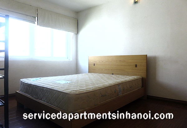 Cho thuê căn hộ dịch vụ 2 phòng ngủ với ban công đẹp, view hồ 8