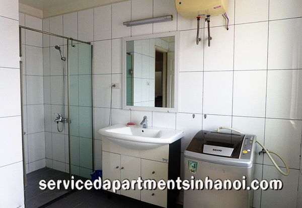 Cho thuê căn hộ dịch vụ 2 phòng ngủ với ban công đẹp, view hồ 9