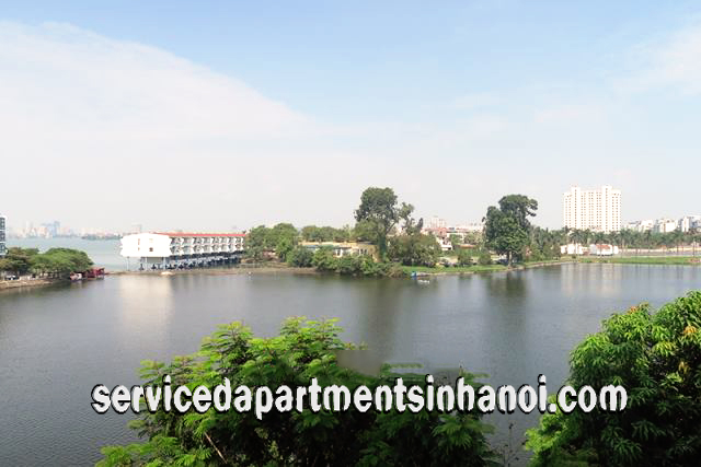Cho thuê căn hộ dịch vụ có ban công nhìn ra Hồ Tây, giá hợp lý
