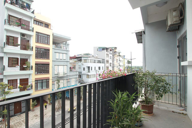 Cho thuê căn hộ dịch vụ mới 100%, có ban công, gần hồ Tây 1