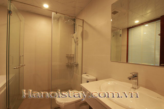 Cho thuê căn hộ dịch vụ mới 100%, có ban công, gần hồ Tây 3
