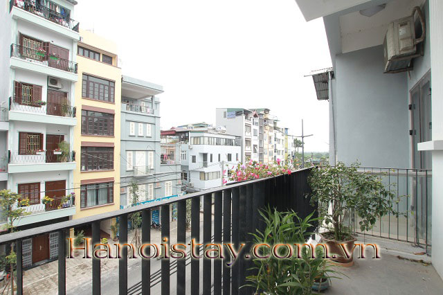 Cho thuê căn hộ dịch vụ mới 100%, có ban công, gần hồ Tây 8