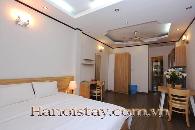 Chủ nhà cho thuê căn hộ 1 phòng ngủ, có sẵn nội thất tại Tây Hồ 1