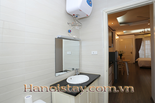 Chủ nhà cho thuê căn hộ 1 phòng ngủ, có sẵn nội thất tại Tây Hồ 10