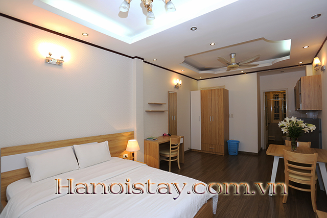 Chủ nhà cho thuê căn hộ 1 phòng ngủ, có sẵn nội thất tại Tây Hồ 11