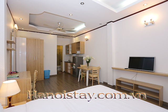 Chủ nhà cho thuê căn hộ 1 phòng ngủ, có sẵn nội thất tại Tây Hồ 3